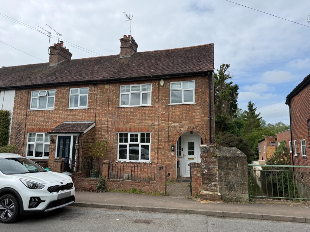 Lot: 31 - SEMI-DETACHED HOUSE FOR REFURBISHMENT IN POPULAR VILLAGE - Semi-detached house